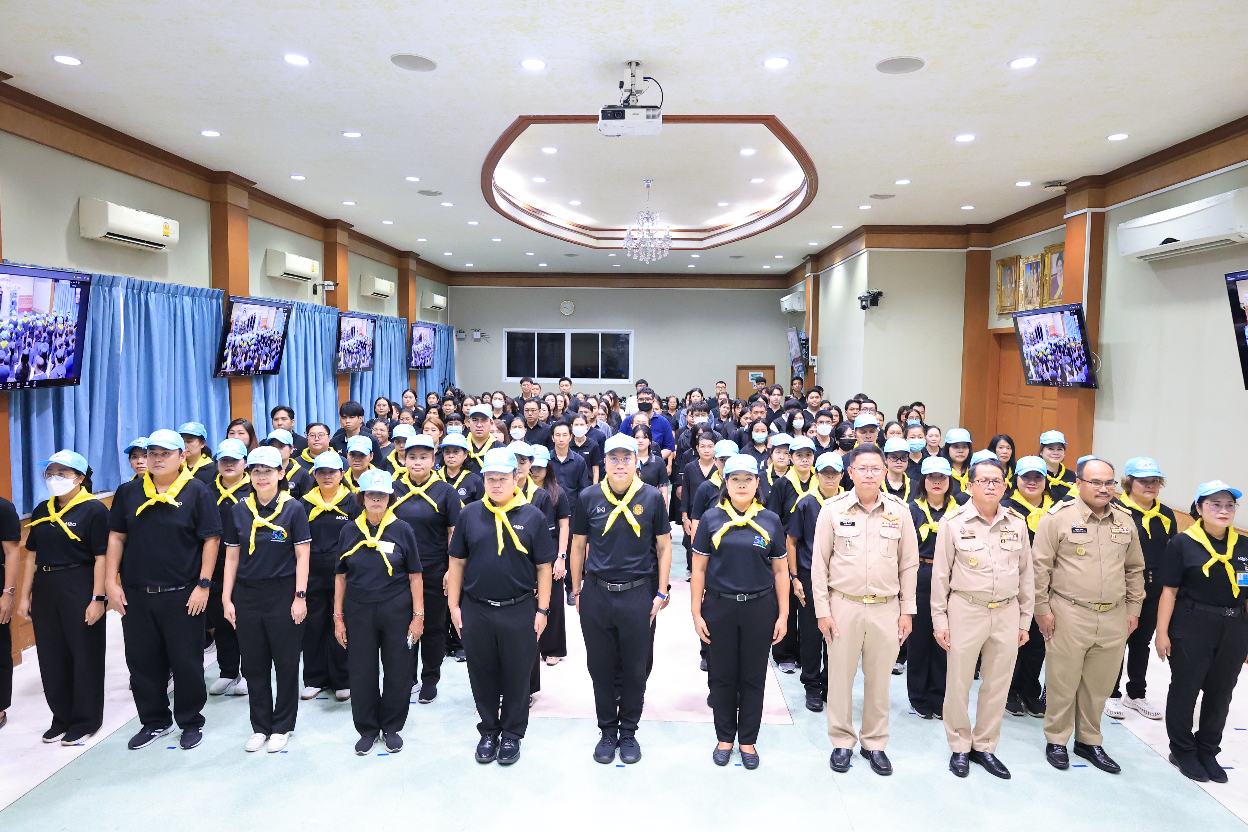 title - ส.ป.ก. จัดกิจกรรม “ประดิษฐ์ดอกไม้ถวายความอาลัย” ส่งเสริมสนับสนุนให้บุคลากรมีจิตสาธารณะและมีส่วนร่วมในการบำเพ็ญสาธารณะประโยชน์